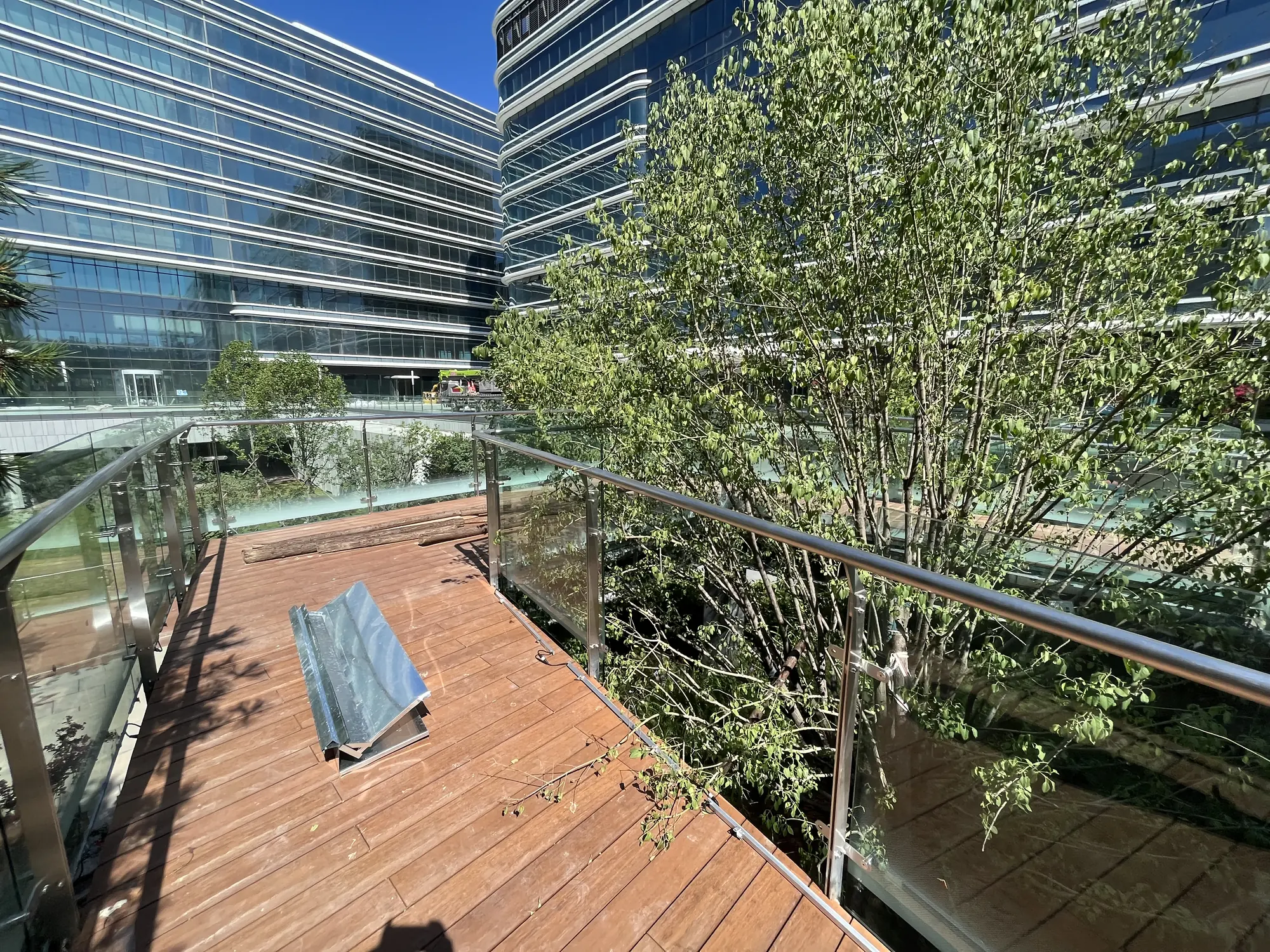 Courtyard deck at Beijing Daxing Airport Economic Zone Service Center