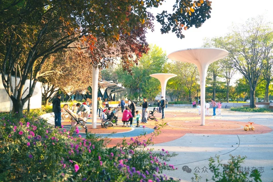 Community plaza along Beijing Zhongguancun Street