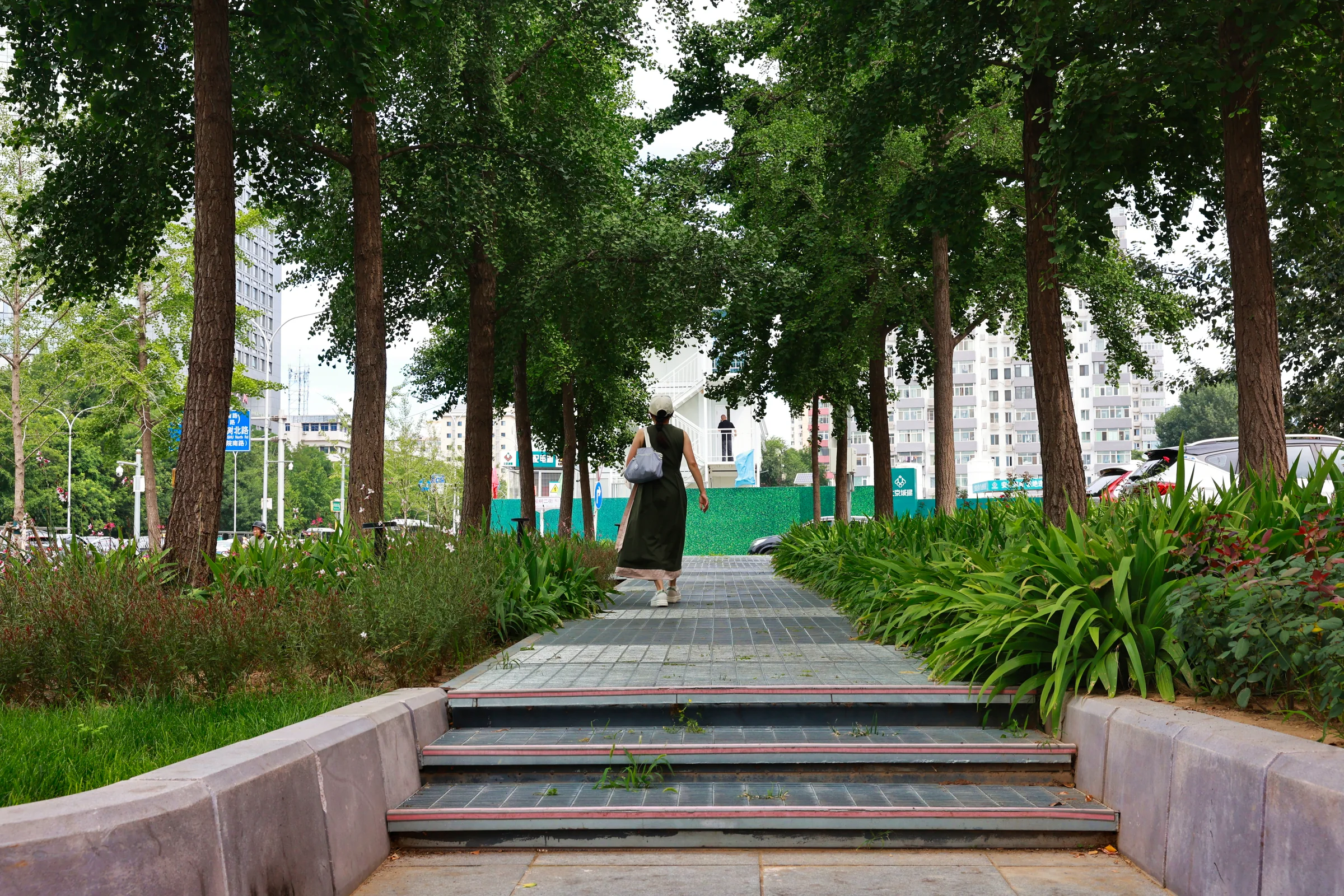 Stepped promenade along Beijing Zhongguancun Street