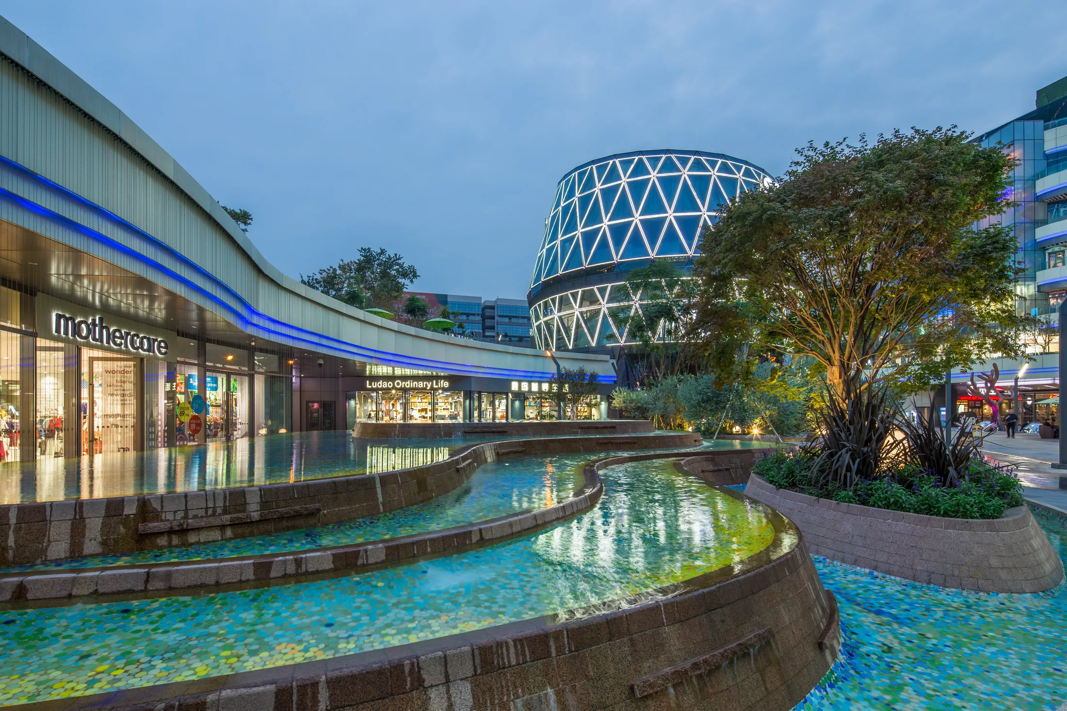 Evening water landscape at Chengdu Joy City