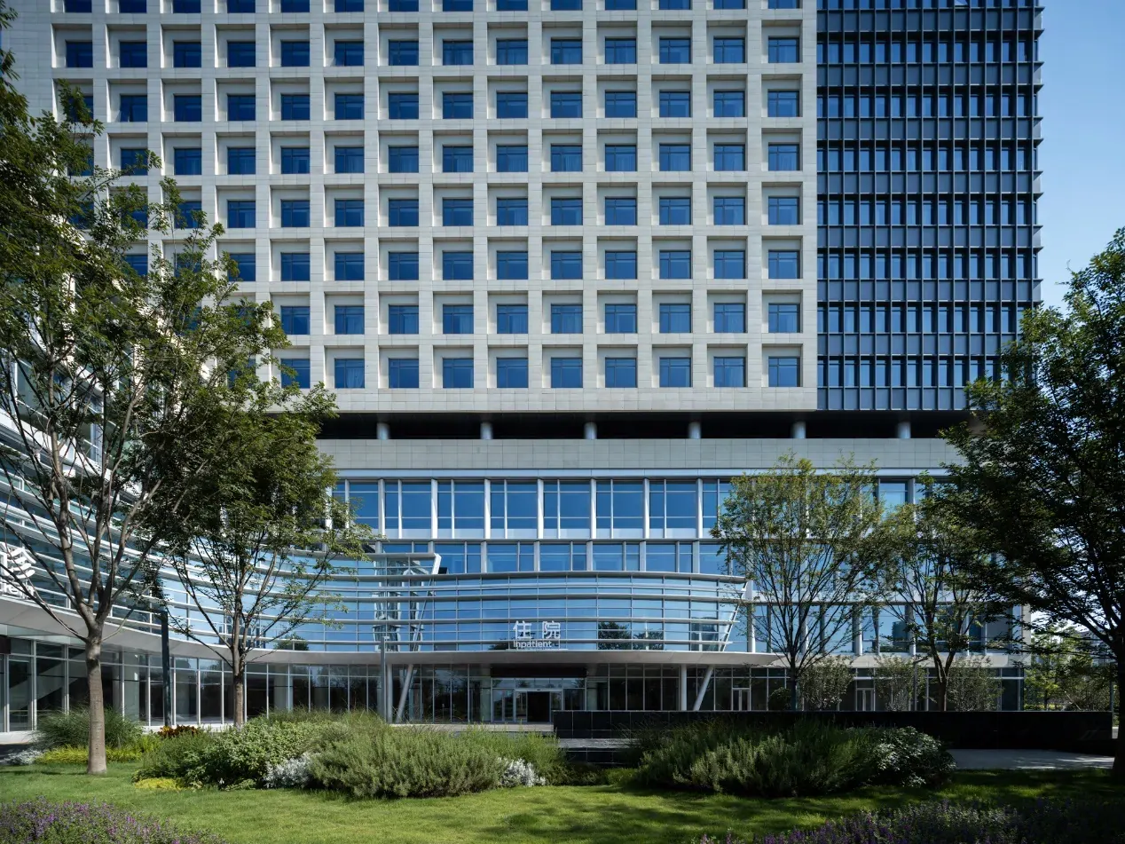 Building lawn at Chengdu Taikang Southwest Healthcare Center