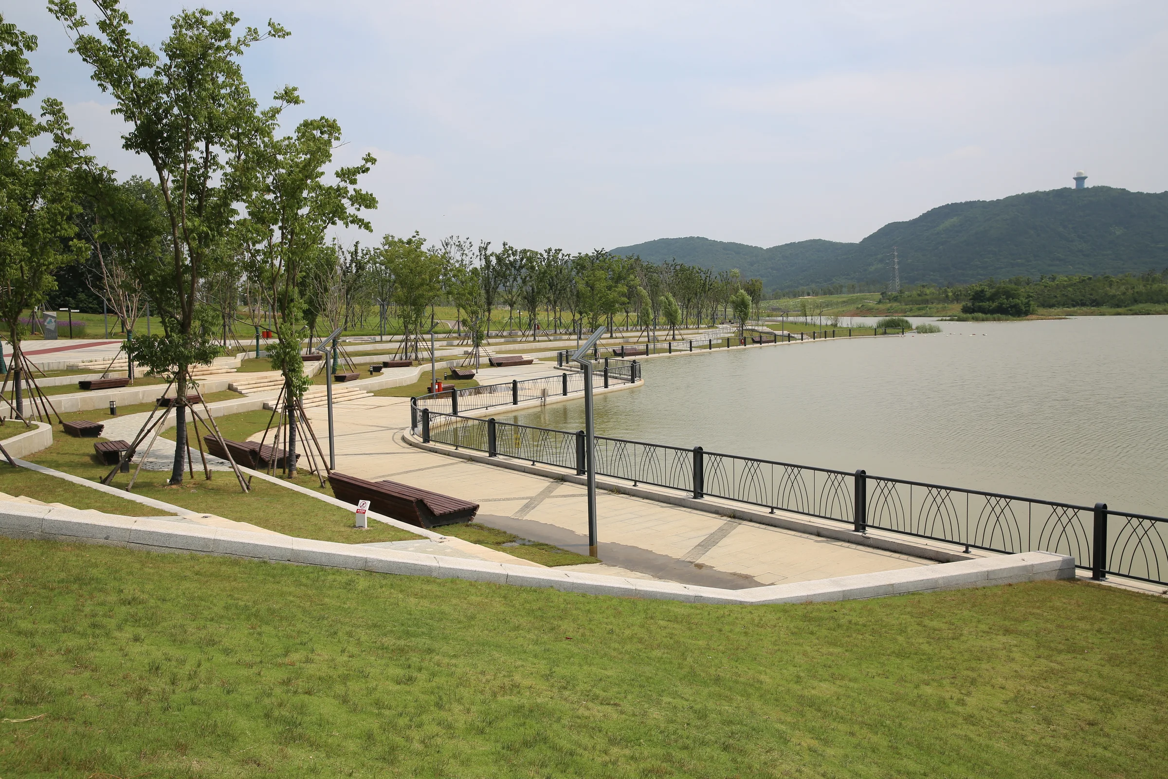 Lakeside walk at Nanjing Xingzhuang Reservoir Public Park