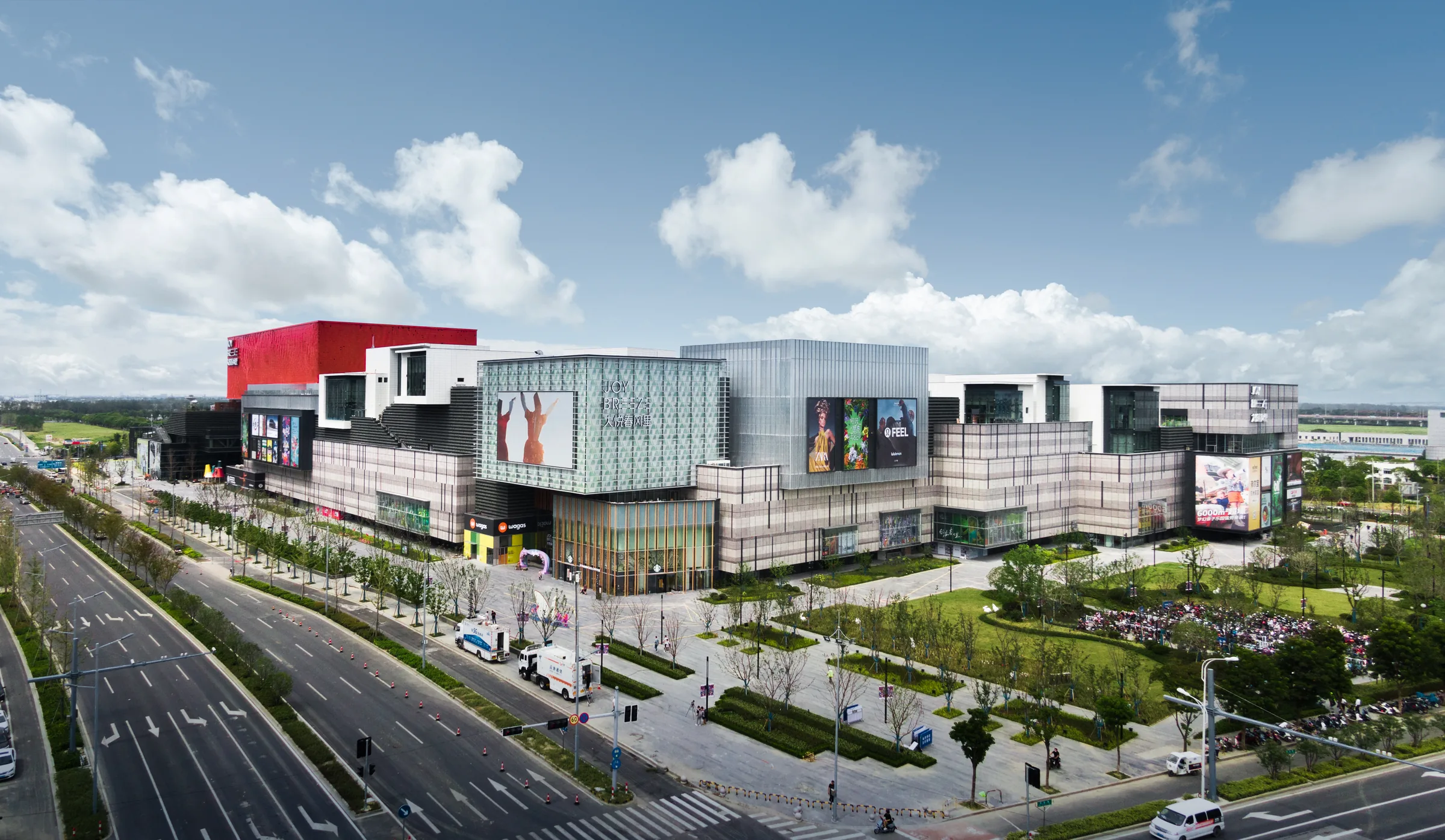Daytime overview of Suzhou Joy Breeze Shopping Center