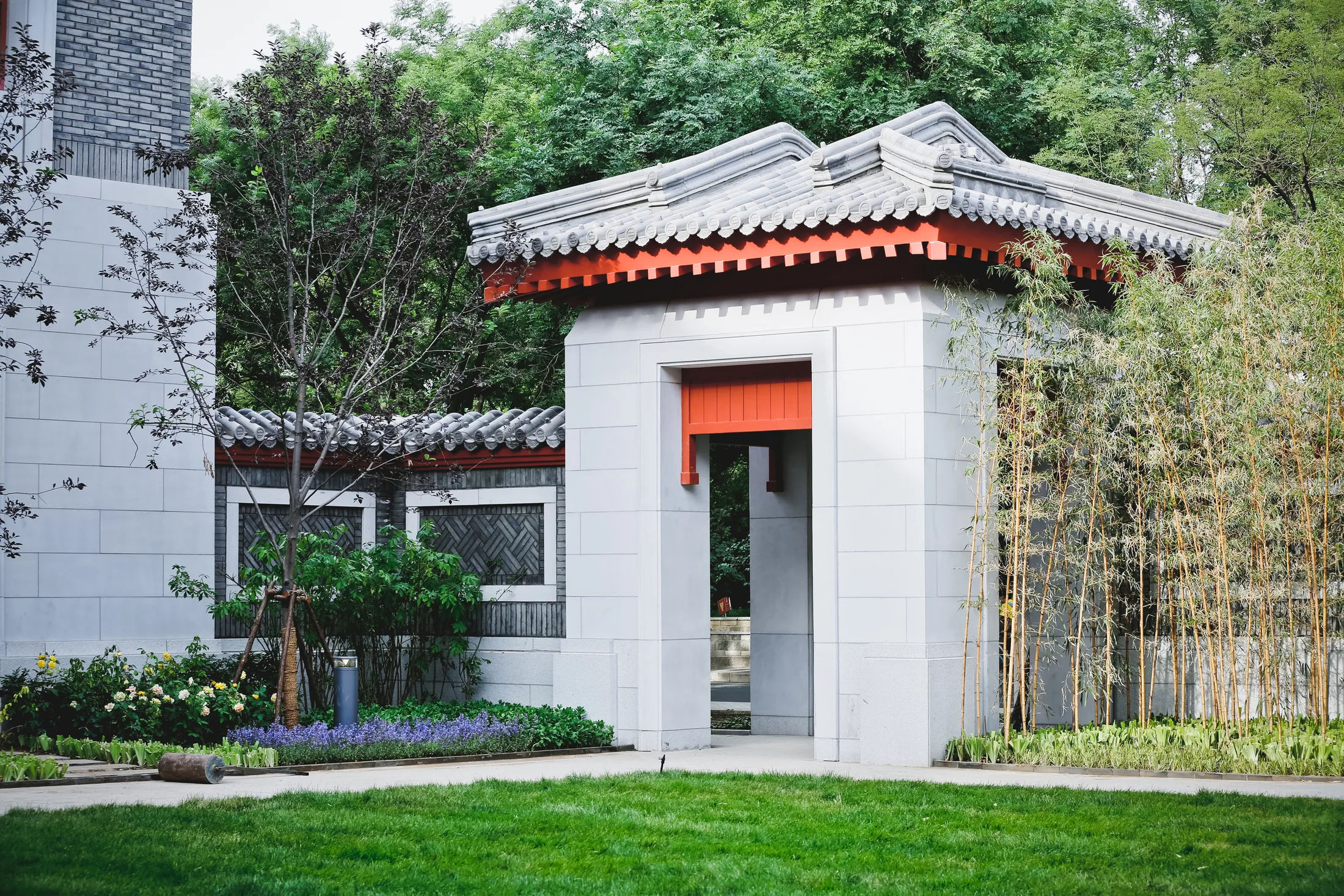 Entry landscape detail at Tsinghua Schwarzman College
