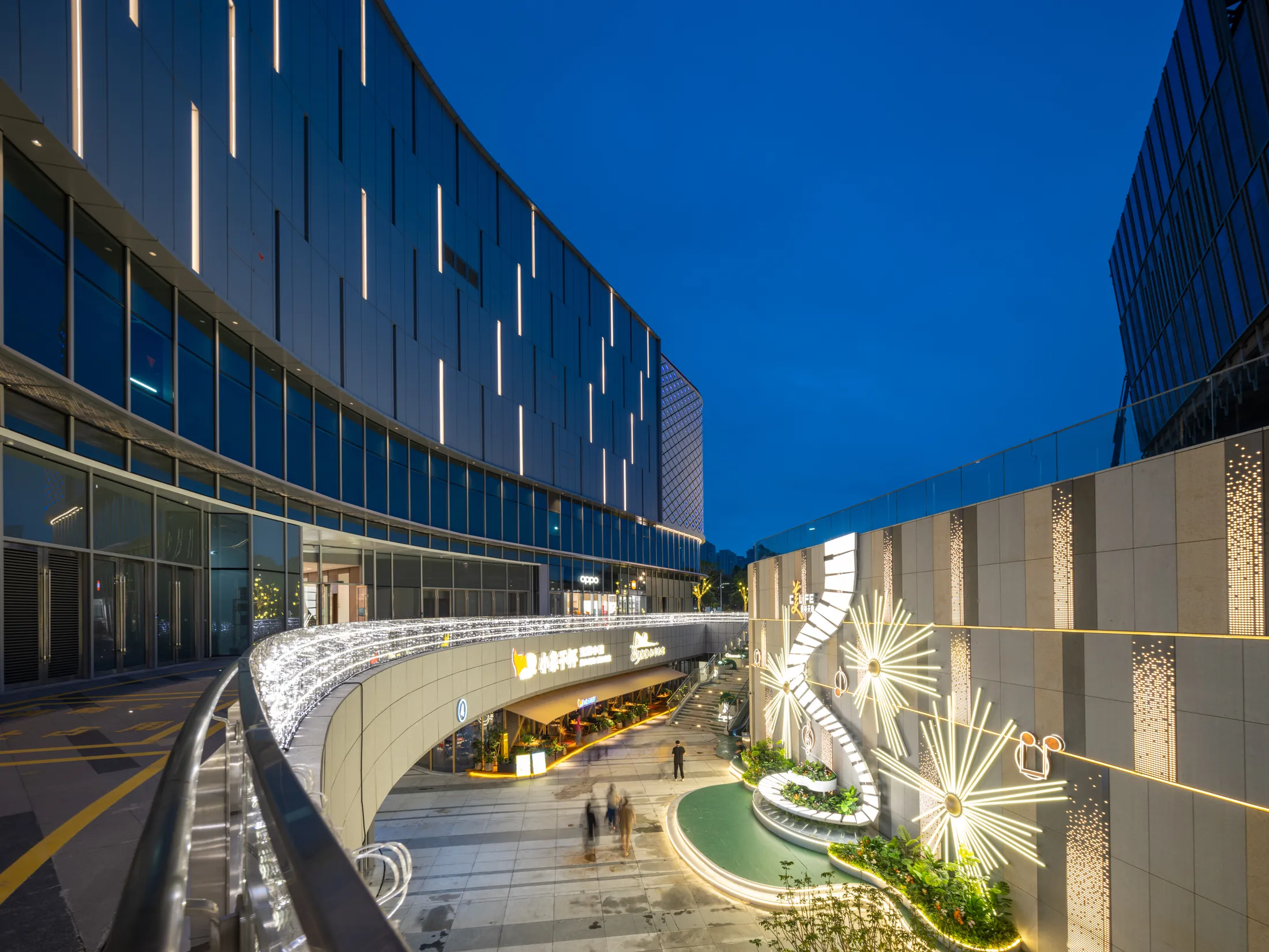 Curved public edge at Xiamen Zhongjiao Jimei City Center