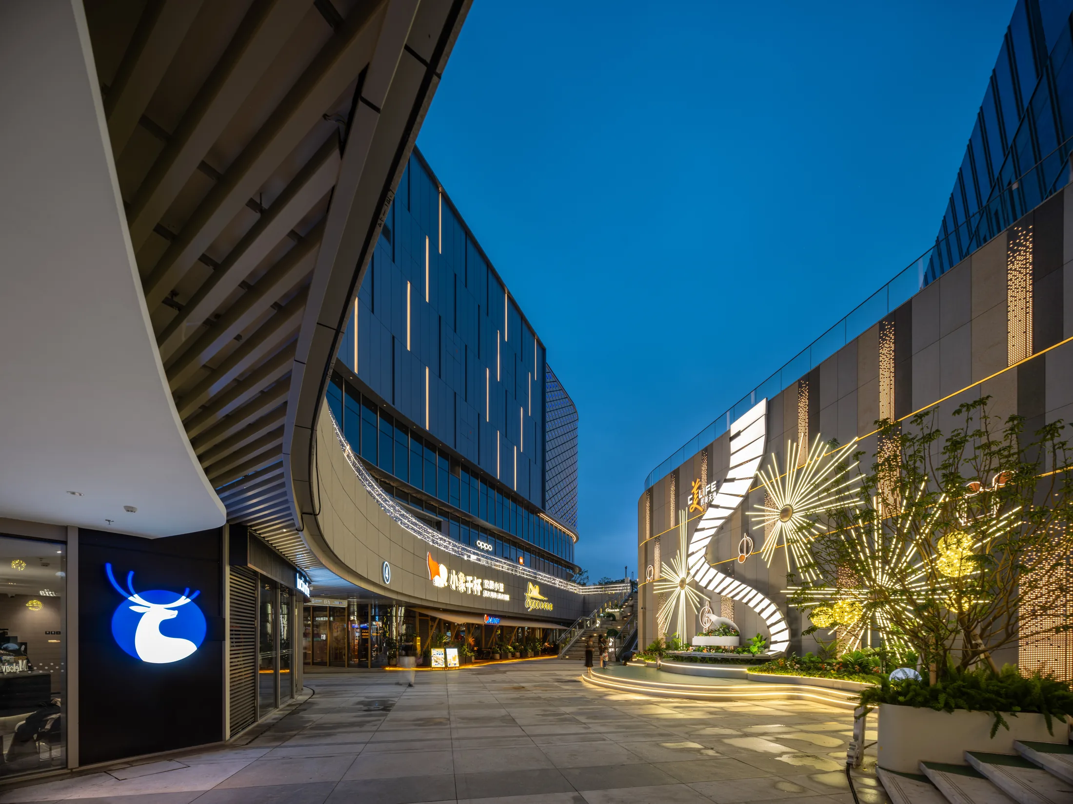 Evening arrival art feature at Xiamen Zhongjiao Jimei City Center